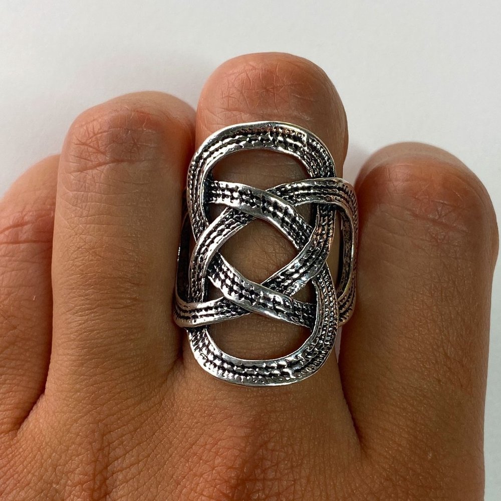 NWOT Silver Interlocking Ring, Size 9